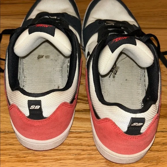 NIKE SB Alleyoop White/University Red/White/Black - Picture 4 of 7